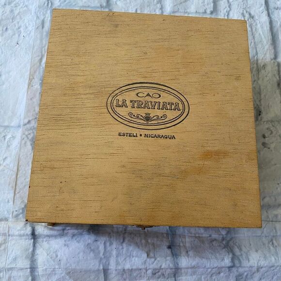 La Traviata wooden cigar box collectible with latch closure 8x8 - Picture 2 of 11